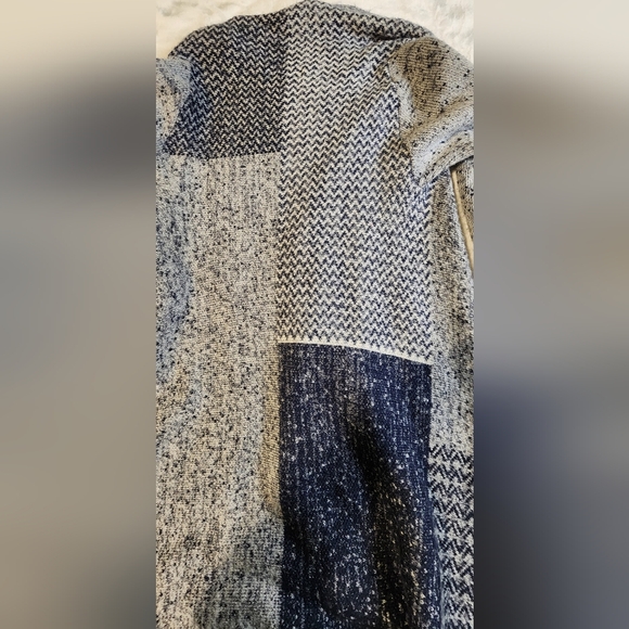 Knox Rose Blue and Grey Knit Shawl, Fringe Along Bottom, Size Medium - Picture 5 of 6